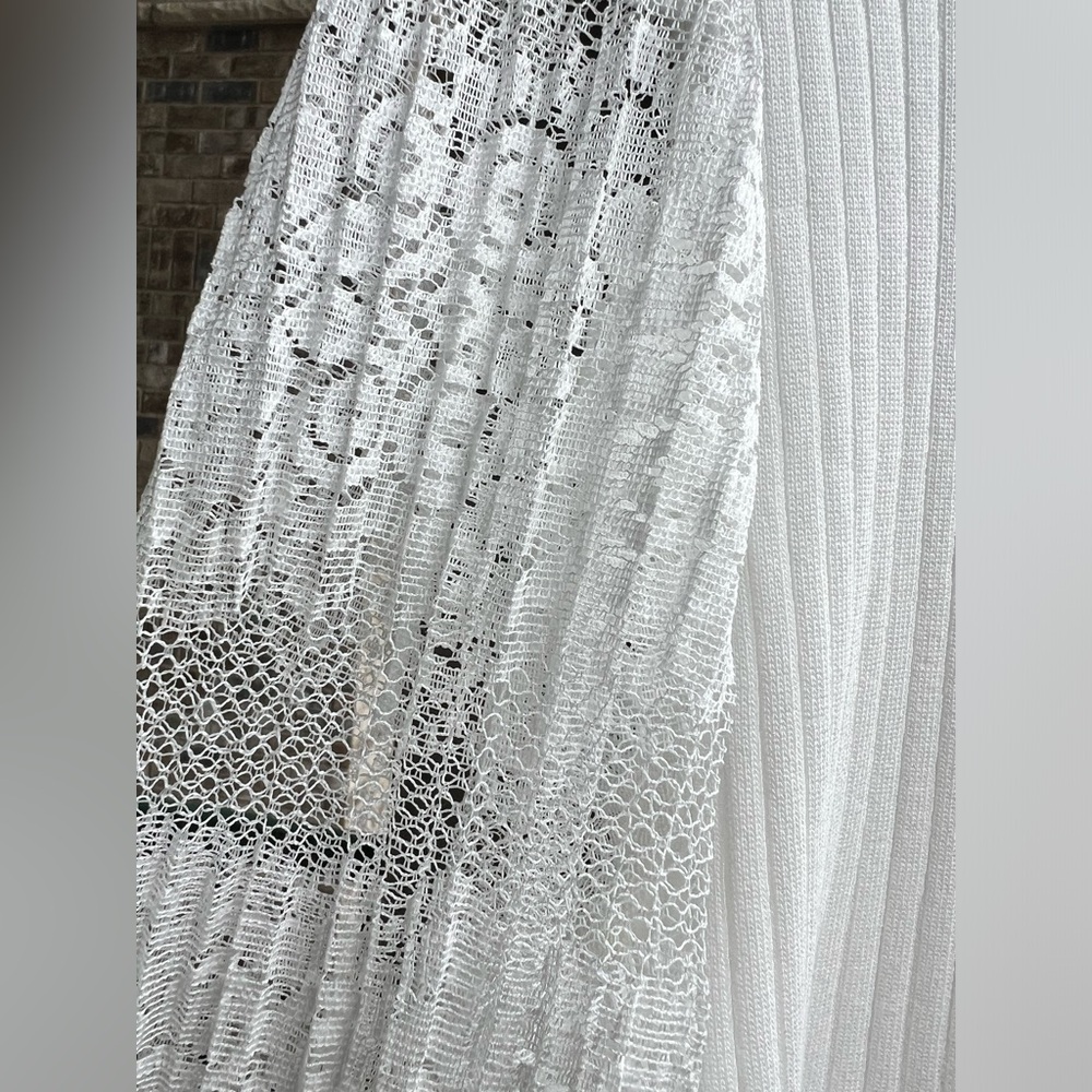 🆕 White Ribbed Knit Dress with Lace Sleeves - Picture 10 of 14